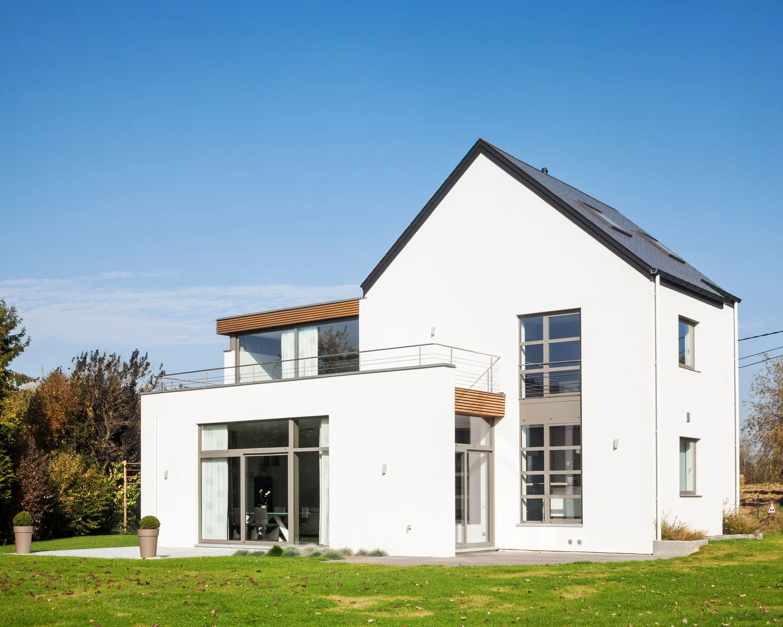 Modernes Wohnhaus mit heller Fassade